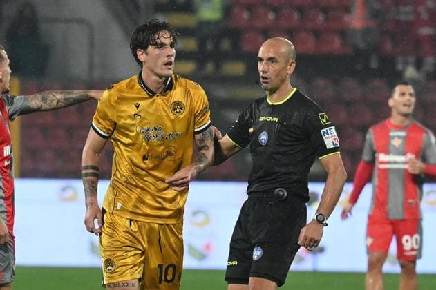 October 20, 2025, Cremona: Referee michael fabbri and nicolÃ² zaniolo (udinese) during the italian soccer Serie A match between Us Cremonese vs Udinese Calcio on october 20, 2025 at the Zini stadium in Cremona, Italy. ANSA . Soccer: Serie A; Cremonese Vs Udinese  - ZUMAa110 20251020_zaf_a110_048 Copyright: xAlessioxTarpinix