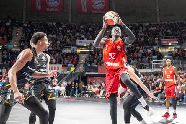 Wenyen Gabriel 32 (FC Bayern Basketball) auf dem Sprung zum Korb, FC Bayern Basketball vs. Basketball Loewen Braunschweig, BBL-Pokal, Achtelfinale, 20.10.2025 Muenchen Bayern Deutschland