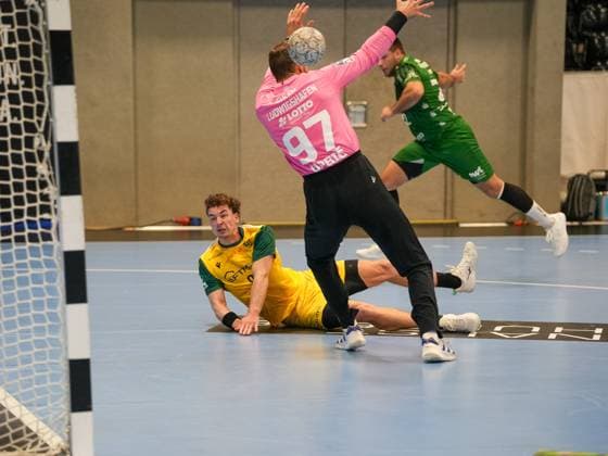 Pierre Busch (VfL Eintracht Hagen, 83) beim Tor gegen Ziga Urbic (Eulen Ludwigshafen, 97) VfL Eintracht Hagen vs. Eulen Ludwigshafen, Handball, 2. Bundesliga, 8. Spieltag, Saison 2025 2026, 20.10.2025 VfL Eintracht Hagen vs. Eulen Ludwigshafen, Handball, 2. Bundesliga, 8. Spieltag, Saison 2025 2026, 20.10.2025 Hagen Copyright: xEibner-Pressefoto DamianxKruczynx EP_DKI