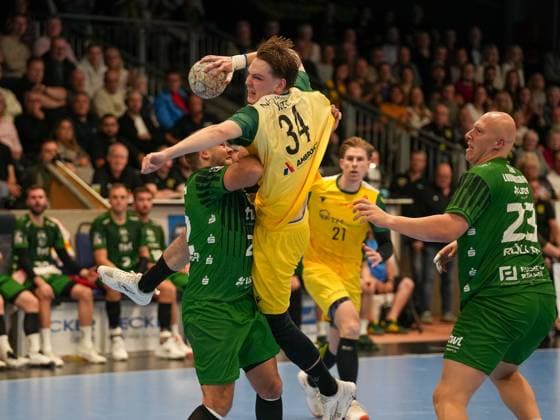 Linus Kutz (VfL Eintracht Hagen, 34) gegen Lars Roeller (Eulen Ludwigshafen, 23) beim Sprungwurf VfL Eintracht Hagen vs. Eulen Ludwigshafen, Handball, 2. Bundesliga, 8. Spieltag, Saison 2025 2026, 20.10.2025 VfL Eintracht Hagen vs. Eulen Ludwigshafen, Handball, 2. Bundesliga, 8. Spieltag, Saison 2025 2026, 20.10.2025 Hagen Copyright: xEibner-Pressefoto DamianxKruczynx EP_DKI