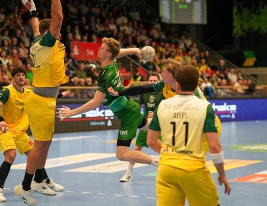 Friedrich Schmitt (Eulen Ludwigshafen, 29) wird verteidigt von Tim Dueren (VfL Eintracht Hagen, 03) VfL Eintracht Hagen vs. Eulen Ludwigshafen, Handball, 2. Bundesliga, 8. Spieltag, Saison 2025 2026, 20.10.2025 VfL Eintracht Hagen vs. Eulen Ludwigshafen, Handball, 2. Bundesliga, 8. Spieltag, Saison 2025 2026, 20.10.2025 Hagen Copyright: xEibner-Pressefoto DamianxKruczynx EP_DKI
