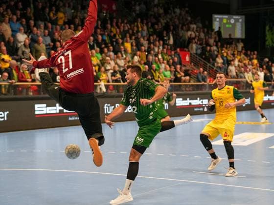 Dennis Wipf (VfL Eintracht Hagen, 27) beim verteidigen gegen Kian Schwarzer (Eulen Ludwigshafen, 22) VfL Eintracht Hagen vs. Eulen Ludwigshafen, Handball, 2. Bundesliga, 8. Spieltag, Saison 2025 2026, 20.10.2025 VfL Eintracht Hagen vs. Eulen Ludwigshafen, Handball, 2. Bundesliga, 8. Spieltag, Saison 2025 2026, 20.10.2025 Hagen Copyright: xEibner-Pressefoto DamianxKruczynx EP_DKI