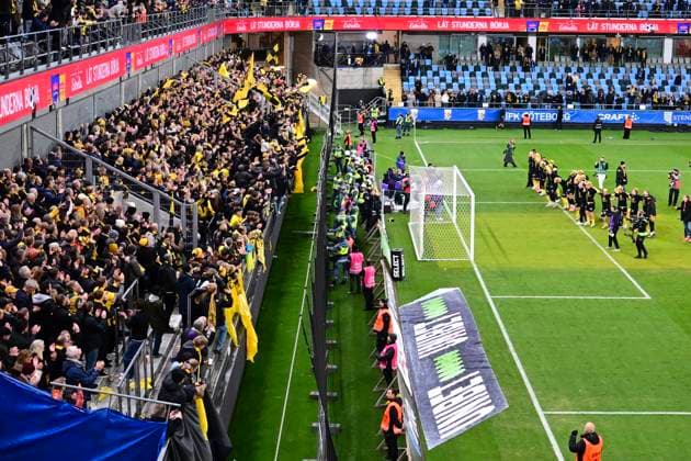 GÖTEBORG, SVERIGE 20251020 Mjällby-spelarna firar SM-guldet med supportrarna efter mandagens fotbollsmatch i allsvenskan mellan IFK Göteborg och Mjällby AIK pa Gamla Ullevi. GÖTEBORG SVERIGE x9200x Copyright: xHannaxBrunlöf TTx ALLSVENSKAN GÖTEBORG-MJÄLLBY