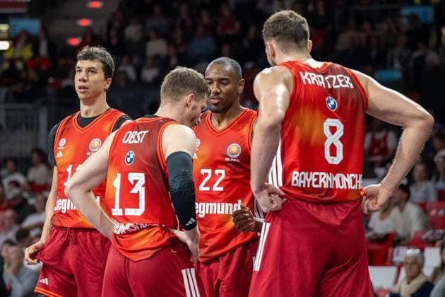 Vladimir Lucic 11 (FC Bayern Basketball), Andreas Obst 13 (FC Bayern Basketball), Isiaha Mike 22 (FC Bayern Basketball), Leon Kratzer 8 (FC Bayern Basketball) stimmen sich ab, FC Bayern Basketball vs. Basketball Loewen Braunschweig, BBL-Pokal, Achtelfinale, 20.10.2025 Muenchen Bayern Deutschland
