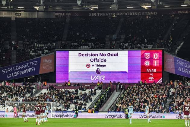 Premier League West Ham United v Brentford VAR rule out the goal from Igor Thiago of Brentford for offside during the Premier League match West Ham United vs Brentford at London Stadium, London, United Kingdom, 20th October 2025 (Photo by Mark Cosgrove News Images) London London Stadium United Kingdom Copyright: xMarkxCosgrove NewsxImagesx