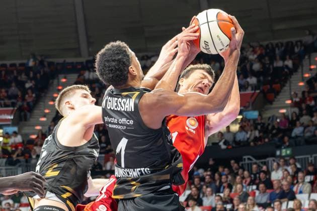 N Guessan D. 1 (Loewen Braunschweig) im Zweikampf mit Vladimir Lucic 11 (FC Bayern Basketball), FC Bayern Basketball vs. Basketball Loewen Braunschweig, BBL-Pokal, Achtelfinale, 20.10.2025 Muenchen Bayern Deutschland