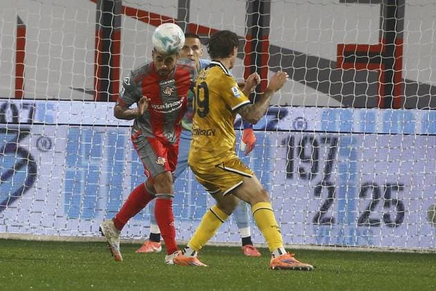 Cremonese Federico Baschirotto makes an attempt to score during the Serie A soccer match between Cremonese and Udinese at the Giovanni Zini in Turin, north west Italy - Lunedi , Ottobre 20, 2025. - Soccer .  Copyright: xAlbertoxMarianii LaPressex