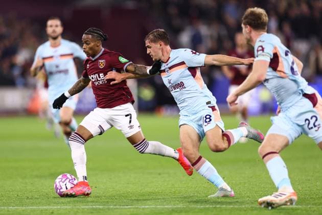 West Ham United v Brentford 20 October 2025, London - Premier League Football - West Ham United v Brentford - Crysencio Summerville of West Ham United and Yehor Yarmolyuk of Brentford - Photo: Jacques Feeney Offside. London UK Copyright: xJacquesxFeeneyx xOffsidexOffside