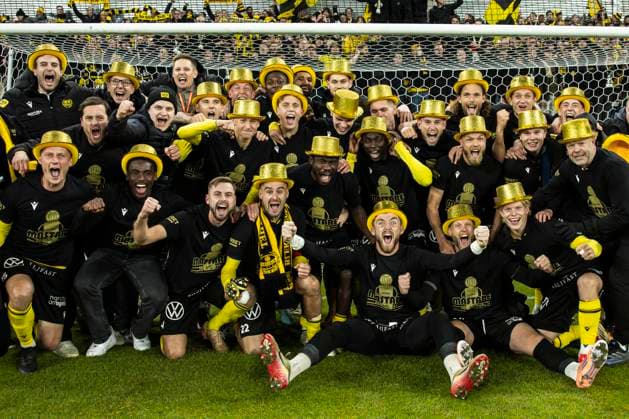 251020 Mjällbys malvakt Noel Törnqvist jublar med lagkamrater efter fotbollsmatchen i Allsvenskan mellan IFK Göteborg och Mjällby den 20 oktober 2025 i Göteborg. *** 251020 Mjällby goalkeeper Noel Törnqvist cheers with teammates after the football match in Allsvenskan between IFK Göteborg and Mjällby on October 20, 2025 in Göteborg  Copyright: MICHAELxERICHSEN BB251020MI066