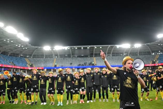GÖTEBORG, SVERIGE 20251020 Mjällbys malskytt Tom Pettersson firar SM-guldet efter segern i mandagens fotbollsmatch i allsvenskan mellan IFK Göteborg och Mjällby AIF pa Gamla Ullevi. GÖTEBORG SVERIGE x9200x Copyright: xBjörnxLarssonxRosvall TTx ALLSVENSKAN GÖTEBORG-MJÄLLBY
