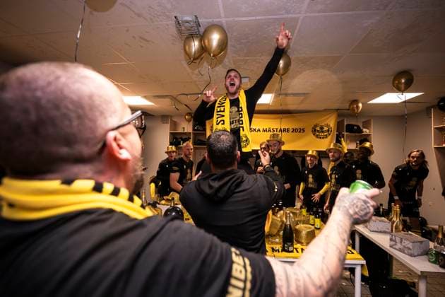 251020 Mjällby jublar i omklädningsrummet efter fotbollsmatchen i Allsvenskan mellan IFK Göteborg och Mjällby den 20 oktober 2025 i Göteborg. Copyright: CARLxSANDIN BB251020CS075
