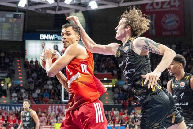 Oscar da Silva 1 (FC Bayern Basketball) im Zweikampf mit Schroeder B. 2 (Loewen Braunschweig), FC Bayern Basketball vs. Basketball Loewen Braunschweig, BBL-Pokal, Achtelfinale, 20.10.2025 Muenchen Bayern Deutschland