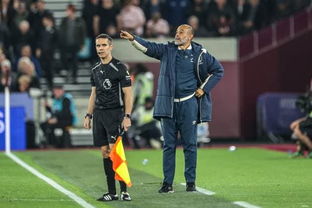 Premier League West Ham United v Brentford Nuno Espirito Santo manager of West Ham United gives his team instructions during the Premier League match West Ham United vs Brentford at London Stadium, London, United Kingdom, 20th October 2025 (Photo by Mark Cosgrove News Images) London London Stadium United Kingdom Copyright: xMarkxCosgrove NewsxImagesx