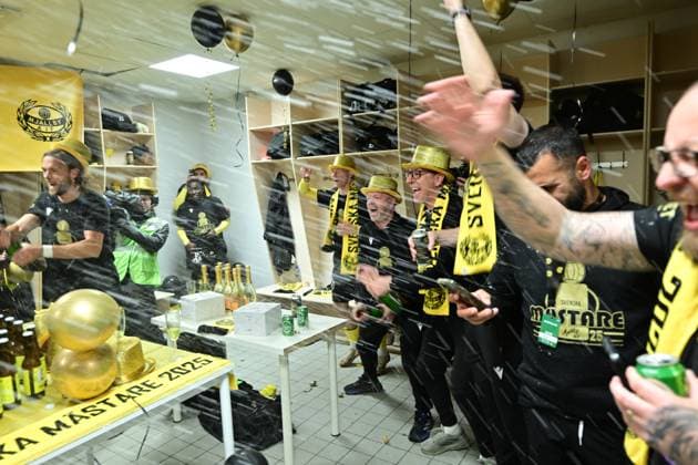 GOTHENBURG, SWEDEN 20251020 Mjällby s Jeppe Kjaer Jensen celebrates in the locker room after the team secured the Swedish Championship gold medal thanks to a victory over IFK Göteborg away at Gamla Ullevi. GÖTEBORG SWEDEN x9200x Copyright: xBjörnxLarssonxRosvall TTx ALLSVENSKAN GOTHENBURG-MJÄLLBY