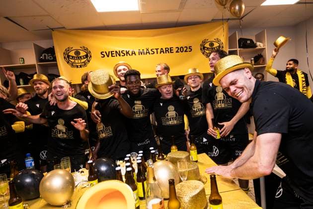 251020 Mjällbys Jacob Bergström jublar i omklädningsrummet efter fotbollsmatchen i Allsvenskan mellan IFK Göteborg och Mjällby den 20 oktober 2025 i Göteborg. Copyright: CARLxSANDIN BB251020CS076