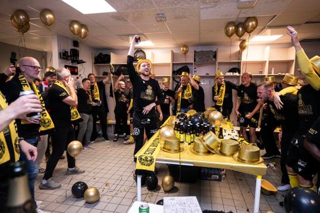 251020 Mjällbys malvakt Noel Törnqvist i omklädningsrummet jublar efter fotbollsmatchen i Allsvenskan mellan IFK Göteborg och Mjällby den 20 oktober 2025 i Göteborg. Copyright: CARLxSANDIN BB251020CS079