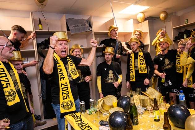 251020 Mjällbys klubbchef Jacob Lennartsson jublar i omklädningsrummet efter fotbollsmatchen i Allsvenskan mellan IFK Göteborg och Mjällby den 20 oktober 2025 i Göteborg. Copyright: CARLxSANDIN BB251020CS080
