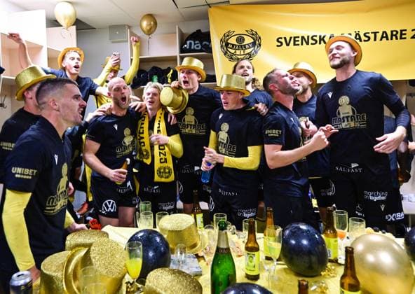 GOTHENBURG, SWEDEN 20251020 Mjällby s Jeppe Kjaer Jensen celebrates in the locker room after the team secured the Swedish Championship gold medal thanks to a victory over IFK Göteborg away at Gamla Ullevi. GÖTEBORG SWEDEN x9200x Copyright: xBjörnxLarssonxRosvall TTx ALLSVENSKAN GOTHENBURG-MJÄLLBY