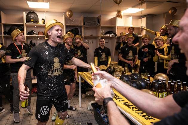 251020 Mjällbys Jacob Bergström jublar i omklädningsrummet efter fotbollsmatchen i Allsvenskan mellan IFK Göteborg och Mjällby den 20 oktober 2025 i Göteborg. Copyright: CARLxSANDIN BB251020CS081