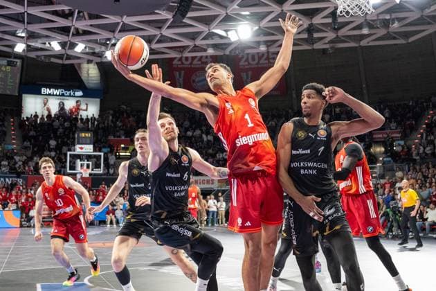 Zylka F. 6 (Loewen Braunschweig), Oscar da Silva 1 (FC Bayern Basketball), N Guessan D. 1 (Loewen Braunschweig), FC Bayern Basketball vs. Basketball Loewen Braunschweig, BBL-Pokal, Achtelfinale, 20.10.2025 Muenchen Bayern Deutschland