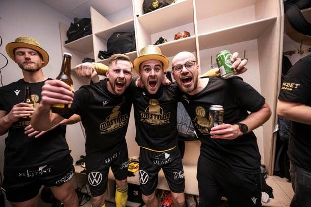 251020 Mjällbys Axel NorÃ n och Jesper Gustavsson jublar i omklädningsrummet efter fotbollsmatchen i Allsvenskan mellan IFK Göteborg och Mjällby den 20 oktober 2025 i Göteborg. Copyright: CARLxSANDIN BB251020CS084