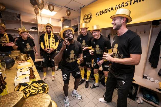 251020 Mjällbys Uba Charles Nwokoma jublar i omklädningsrummet efter fotbollsmatchen i Allsvenskan mellan IFK Göteborg och Mjällby den 20 oktober 2025 i Göteborg. Copyright: CARLxSANDIN BB251020CS086