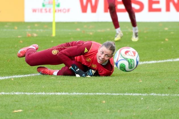 20.10.2025, xgrfx, Fussball DFB Medientermine, Deutsche Frauennationalmannschaft - Training v.l. Rafaela Borggräfe (Deutsche Frauennationalmannschaft) (DFL DFB REGULATIONS PROHIBIT ANY USE OF PHOTOGRAPHS as IMAGE SEQUENCES and or QUASI-VIDEO) Düsseldorf
