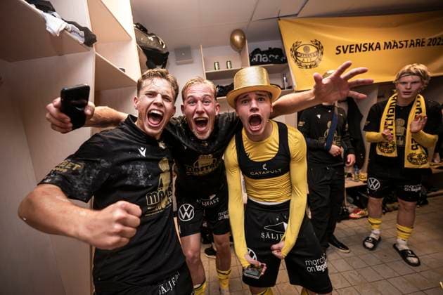251020 Mjällbys Ludwig Malachowski Thorell, Herman Johansson och Jeppe Kjaer jublar i omklädningsrummet efter fotbollsmatchen i Allsvenskan mellan IFK Göteborg och Mjällby den 20 oktober 2025 i Göteborg. Copyright: CARLxSANDIN BB251020CS089