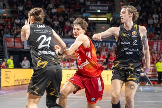Laar L. 21 (Loewen Braunschweig) im Zweikampf mit Justin Jessup 10 (FC Bayern Basketball), Schroeder B. 2 (Loewen Braunschweig), FC Bayern Basketball vs. Basketball Loewen Braunschweig, BBL-Pokal, Achtelfinale, 20.10.2025 Muenchen Bayern Deutschland
