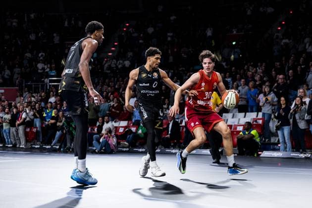 BBL Pokal, FC Bayern München - Basketball Löwen Braunschweig; 20.10.2025 Adrian Worthy (Basketball Löwen Braunschweig, 0), Nikolas Sermpezis (FC Bayern München, 30) am Ball BBL Pokal, FC Bayern München - Basketball Löwen Braunschweig; München, BMW Park am 20.10.2025 Copyright: xBEAUTIFULxSPORTS Wunderlx