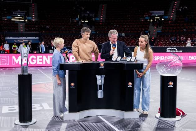 BBL Pokal, FC Bayern München - Basketball Löwen Braunschweig; 20.10.2025 Wayne Carpendale, Dr. Stefan Holz (Geschäftsführer Basketball Bundesliga) und Annemarie Carpendale begutachten das Ergebnis der Auslosung BBL Pokal, FC Bayern München - Basketball Löwen Braunschweig; München, BMW Park am 20.10.2025 Copyright: xBEAUTIFULxSPORTS Wunderlx