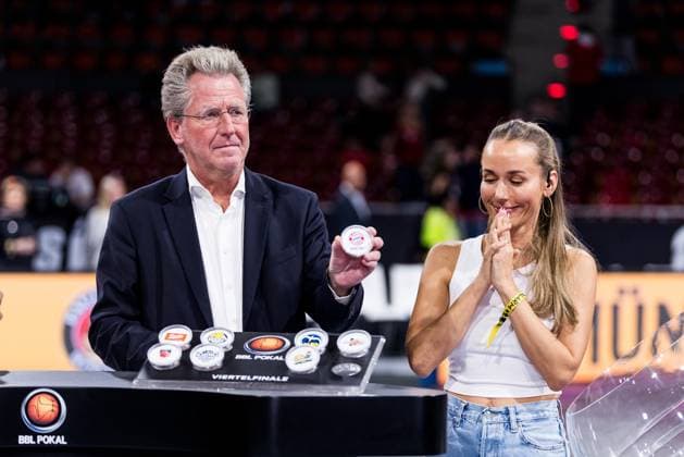 BBL Pokal, FC Bayern München - Basketball Löwen Braunschweig; 20.10.2025 Dr. Stefan Holz (Geschäftsführer Basketball Bundesliga) und Annemarie Carpendale nachdem der FC Bayern München als letzter gezogen wurde BBL Pokal, FC Bayern München - Basketball Löwen Braunschweig; München, BMW Park am 20.10.2025 Copyright: xBEAUTIFULxSPORTS Wunderlx