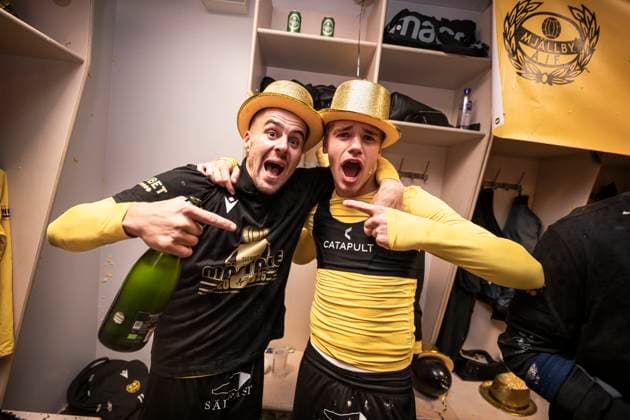 251020 Mjällbys Jesper Gustavsson och Jeppe Kjaer jublar i omklädningsrummet efter fotbollsmatchen i Allsvenskan mellan IFK Göteborg och Mjällby den 20 oktober 2025 i Göteborg. Copyright: CARLxSANDIN BB251020CS090