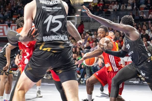 Kamar Baldwin 44 (FC Bayern Basketball) kaempft sich durch, FC Bayern Basketball vs. Basketball Loewen Braunschweig, BBL-Pokal, Achtelfinale, 20.10.2025 Muenchen Bayern Deutschland