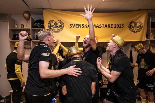 251020 Mjällbys spelare jublar i omklädningsrummet efter fotbollsmatchen i Allsvenskan mellan IFK Göteborg och Mjällby den 20 oktober 2025 i Göteborg. Copyright: CARLxSANDIN BB251020CS095