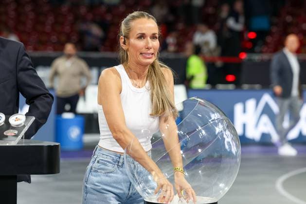 Losfee Annemarie Carpendale (Moderatorin) bei der Auslsoung der Viertelfinal-Begegnungen des BBL-Pokals, GER, FC Bayern Basketball vs. Basketball Loewen Braunschweig, Basketball, BBL Pokal, Achtelfinale, Saison 2025 2026, 20.10.2025, GER, FC Bayern Basketball vs. Basketball Loewen Braunschweig, Basketball, BBL Pokal, Achtelfinale, Saison 2025 2026, 20.10.2025 Muenchen Copyright: xEibner-Pressefoto JennixMaulx EP_JML