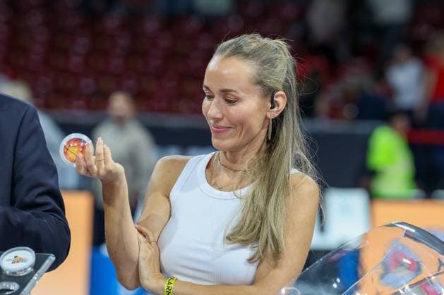 Losfee Annemarie Carpendale (Moderatorin) bei der Auslsoung der Viertelfinal-Begegnungen des BBL-Pokals, GER, FC Bayern Basketball vs. Basketball Loewen Braunschweig, Basketball, BBL Pokal, Achtelfinale, Saison 2025 2026, 20.10.2025, GER, FC Bayern Basketball vs. Basketball Loewen Braunschweig, Basketball, BBL Pokal, Achtelfinale, Saison 2025 2026, 20.10.2025 Muenchen Copyright: xEibner-Pressefoto JennixMaulx EP_JML
