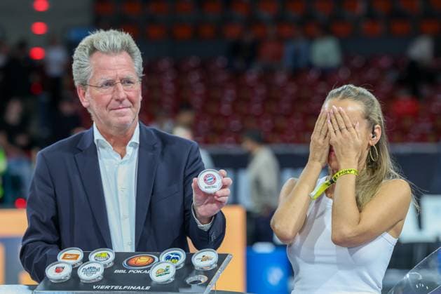 Stefan Holz (BBL-Chef) bei der Auslsoung der Viertelfinal-Begegnungen des BBL-Pokals, mit Annemarie Carpendale (Moderatorin), GER, FC Bayern Basketball vs. Basketball Loewen Braunschweig, Basketball, BBL Pokal, Achtelfinale, Saison 2025 2026, 20.10.2025, GER, FC Bayern Basketball vs. Basketball Loewen Braunschweig, Basketball, BBL Pokal, Achtelfinale, Saison 2025 2026, 20.10.2025 Muenchen *** Stefan Holz BBL boss at the quarter-finals of the BBL Cup, with Annemarie Carpendale presenter , GER, FC Bayern Basketball vs Basketball Loewen Braunschweig, Basketball, BBL Cup, Round of 16, Season 2025 2026, 20 10 2025, GER, FC Bayern Basketball vs Basketball Loewen Braunschweig, Basketball, BBL Cup, Round of 16, Season 2025 2026, 20 10 2025 Munich Copyright: xEibner-Pressefoto JennixMaulx EP_JML