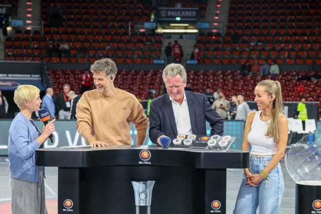 Die Auslsoung der Viertelfinal-Begegnungen des BBL-Pokals, Anett Sattler (DYN Moderatorin). Wayne Carpendale (Schauspieler und Moderator) mit Stefan Holz (BBL-Chef) und Annemarie Carpendale (Moderatorin), GER, FC Bayern Basketball vs. Basketball Loewen Braunschweig, Basketball, BBL Pokal, Achtelfinale, Saison 2025 2026, 20.10.2025, GER, FC Bayern Basketball vs. Basketball Loewen Braunschweig, Basketball, BBL Pokal, Achtelfinale, Saison 2025 2026, 20.10.2025 Muenchen Copyright: xEibner-Pressefoto JennixMaulx EP_JML