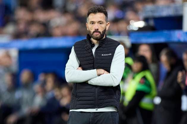 October 20, 2025, Vitoria, Alava, SPAIN: Carlos Corberan head coach of Valencia CF reacts during the LaLiga EA Sports match between Deportivo Alaves and Valencia CF at Mendizorrotza on October 20, 2025, in Vitoria, Spain. Vitoria SPAIN - ZUMAa181 20251020_zaa_a181_166 Copyright: xRicardoxLarreinax