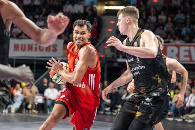 Oscar da Silva 1 (FC Bayern Basketball) im Zweikampf mit Scuka L. 5 (Loewen Braunschweig), FC Bayern Basketball vs. Basketball Loewen Braunschweig, BBL-Pokal, Achtelfinale, 20.10.2025 Muenchen Bayern Deutschland