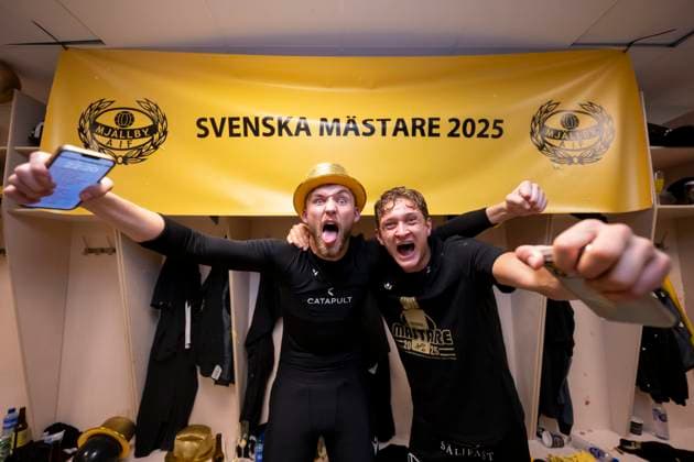 251020 Mjällbys malvakt Noel Törnqvist och Ludvig Tidstrand jublar efter fotbollsmatchen i Allsvenskan mellan IFK Göteborg och Mjällby den 20 oktober 2025 i Göteborg. Copyright: CARLxSANDIN BB251020CS098