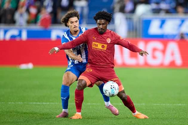 October 20, 2025, Vitoria, Alava, SPAIN: Youssef Enriquez of Deportivo Alaves competes for the ball with Thierry Correia of Valencia CF during the LaLiga EA Sports match between Deportivo Alaves and Valencia CF at Mendizorrotza on October 20, 2025, in Vitoria, Spain. Vitoria SPAIN - ZUMAa181 20251020_zaa_a181_168 Copyright: xRicardoxLarreinax