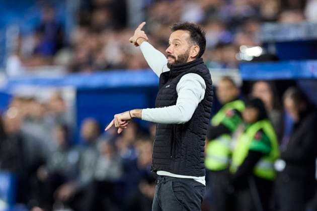 October 20, 2025, Vitoria, Alava, SPAIN: Carlos Corberan head coach of Valencia CF reacts during the LaLiga EA Sports match between Deportivo Alaves and Valencia CF at Mendizorrotza on October 20, 2025, in Vitoria, Spain. Vitoria SPAIN - ZUMAa181 20251020_zaa_a181_169 Copyright: xRicardoxLarreinax