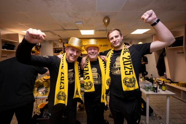251020 Mjällbys assisterande tränare Christofer Augustsson, tränare Anders Torstensson och assisterande tränare Karl Marius Aksum jublar efter fotbollsmatchen i Allsvenskan mellan IFK Göteborg och Mjällby den 20 oktober 2025 i Göteborg. Copyright: CARLxSANDIN BB251020CS100