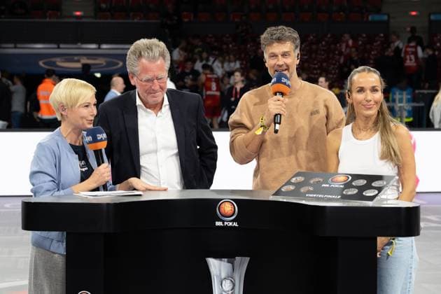 Dr. Stefan Holz, Geschäftsführer der BBL, Wayne Carpendale mit Ehefrau Annemarie Carpendale bei der Auslosung, FC Bayern Basketball vs. Basketball Loewen Braunschweig, BBL-Pokal, Achtelfinale, 20.10.2025 Muenchen Bayern Deutschland