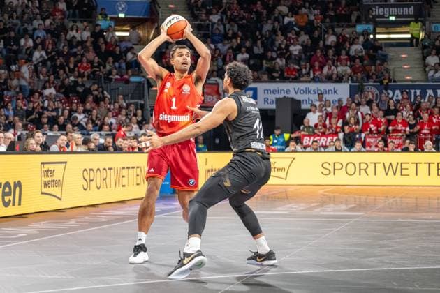 Oscar da Silva 1 (FC Bayern Basketball) im Zweikampf mit Holloway R. 11 (Loewen Braunschweig), FC Bayern Basketball vs. Basketball Loewen Braunschweig, BBL-Pokal, Achtelfinale, 20.10.2025 Muenchen Bayern Deutschland