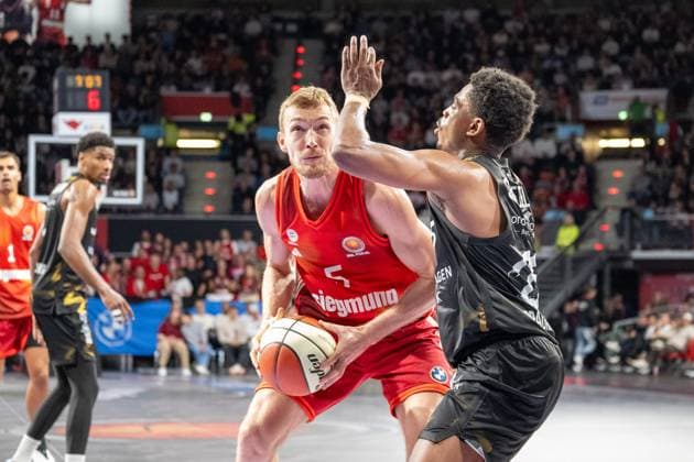 Niels Giffey 5 (FC Bayern Basketball) im Zweikampf mit Sherfield G. 25 (Loewen Braunschweig), FC Bayern Basketball vs. Basketball Loewen Braunschweig, BBL-Pokal, Achtelfinale, 20.10.2025 Muenchen Bayern Deutschland