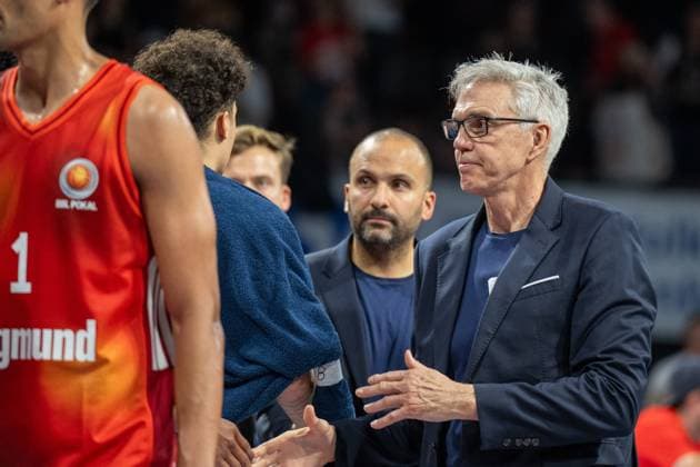 Chefcoach Gordon Herbert (FC Bayern Basketball)verabschiedet sich, FC Bayern Basketball vs. Basketball Loewen Braunschweig, BBL-Pokal, Achtelfinale, 20.10.2025 Muenchen Bayern Deutschland