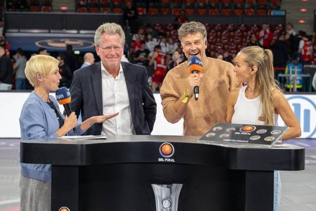 Dr. Stefan Holz, Geschäftsführer der BBL, Wayne Carpendale mit Ehefrau Annemarie Carpendale bei der Auslosung, FC Bayern Basketball vs. Basketball Loewen Braunschweig, BBL-Pokal, Achtelfinale, 20.10.2025 Muenchen Bayern Deutschland
